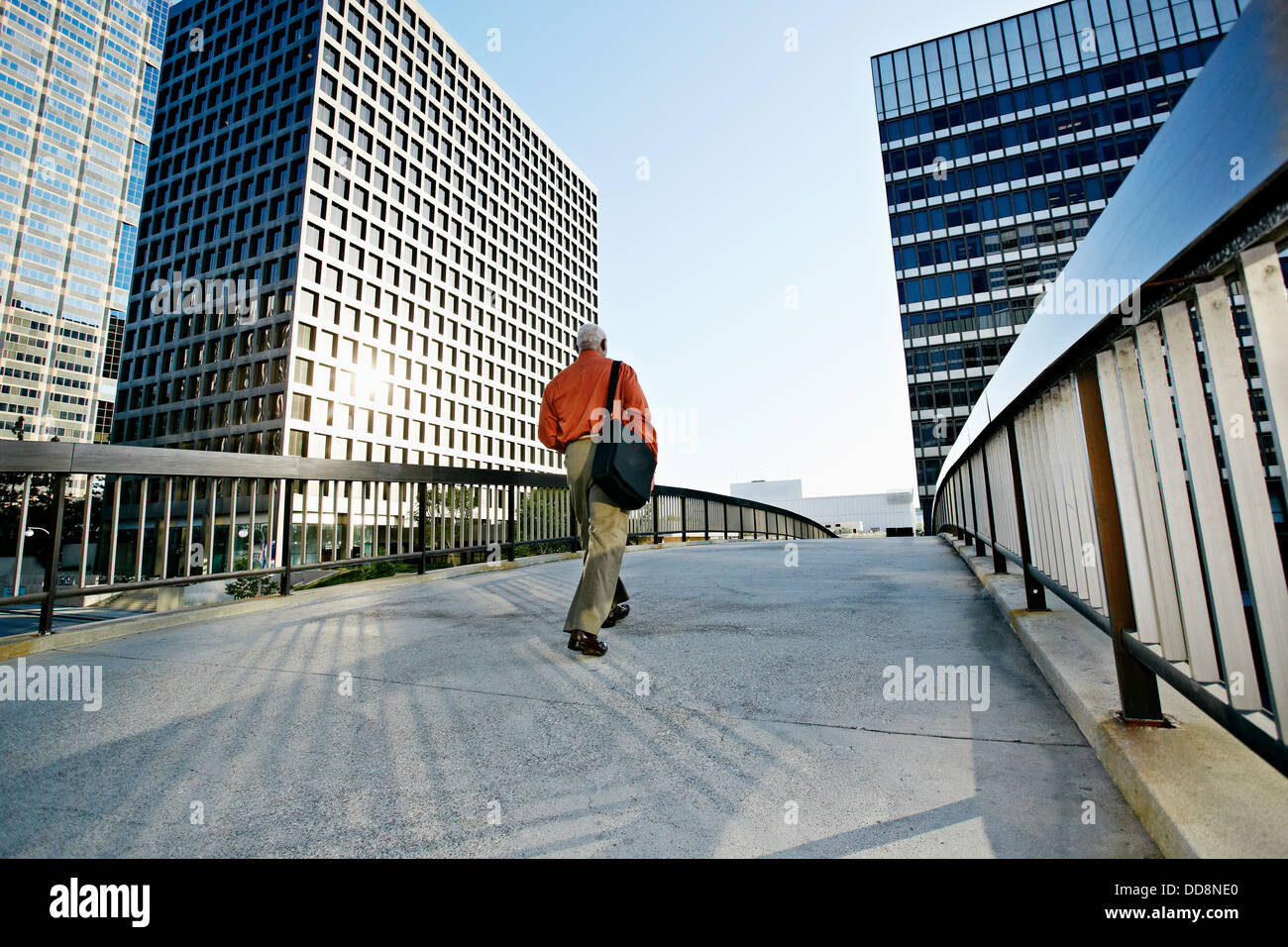 Imprenditore nero camminando sul marciapiede urbano Foto Stock