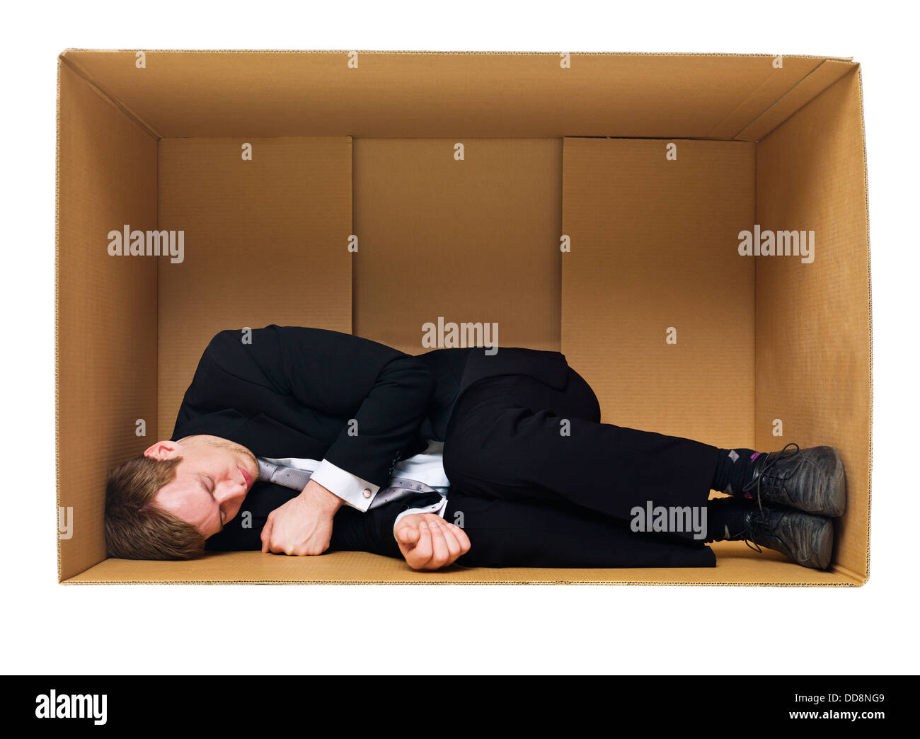 Dormire in una scatola di cartone Foto stock - Alamy