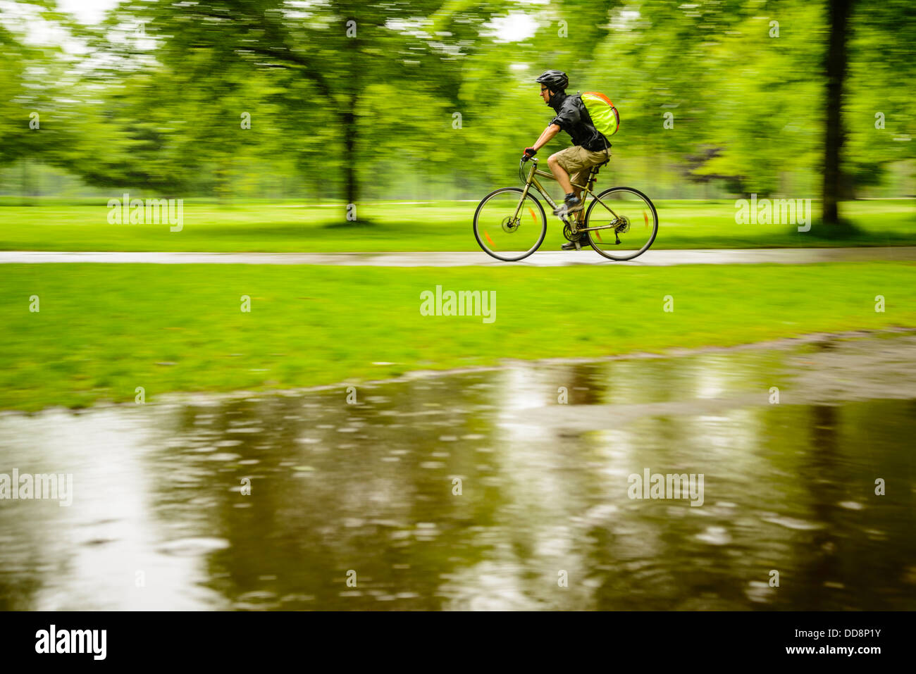 Ciclista in Regents Park London Foto Stock