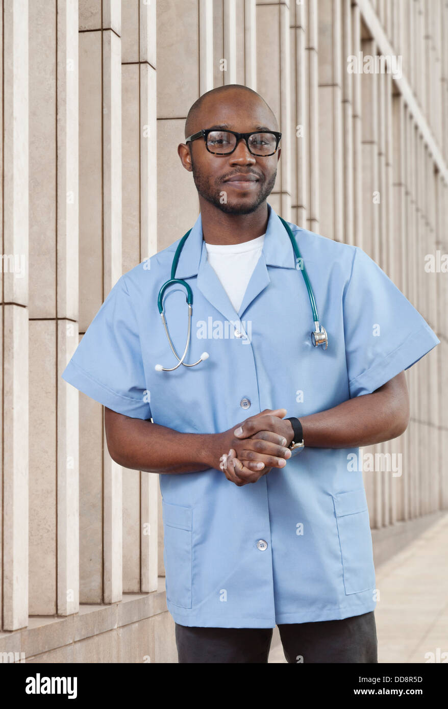 Medico nero permanente sulla via della città Foto Stock