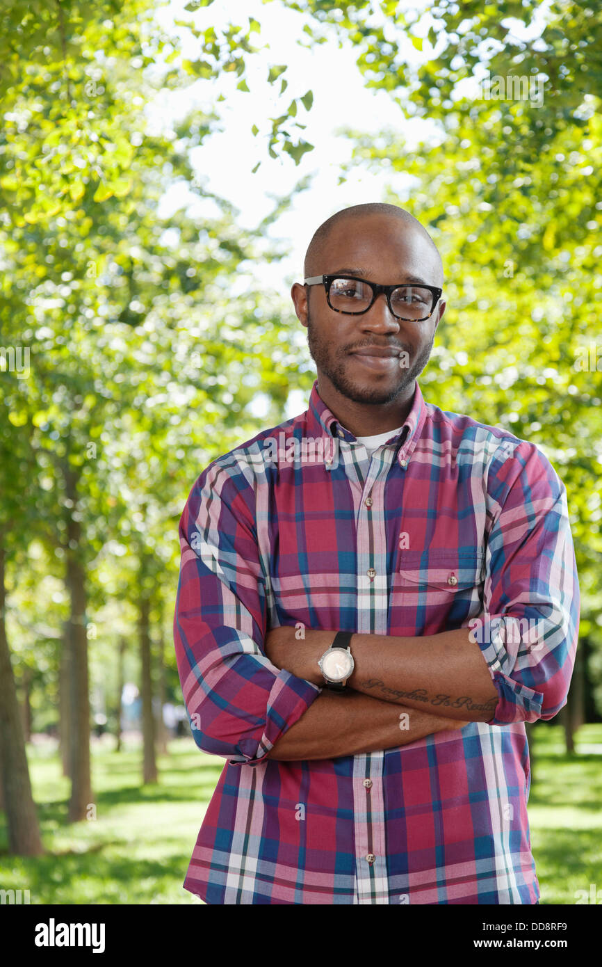 Uomo nero sorridente in posizione di parcheggio Foto Stock