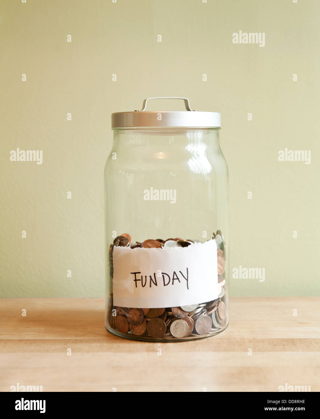Monete in 'fun day' jar Foto Stock