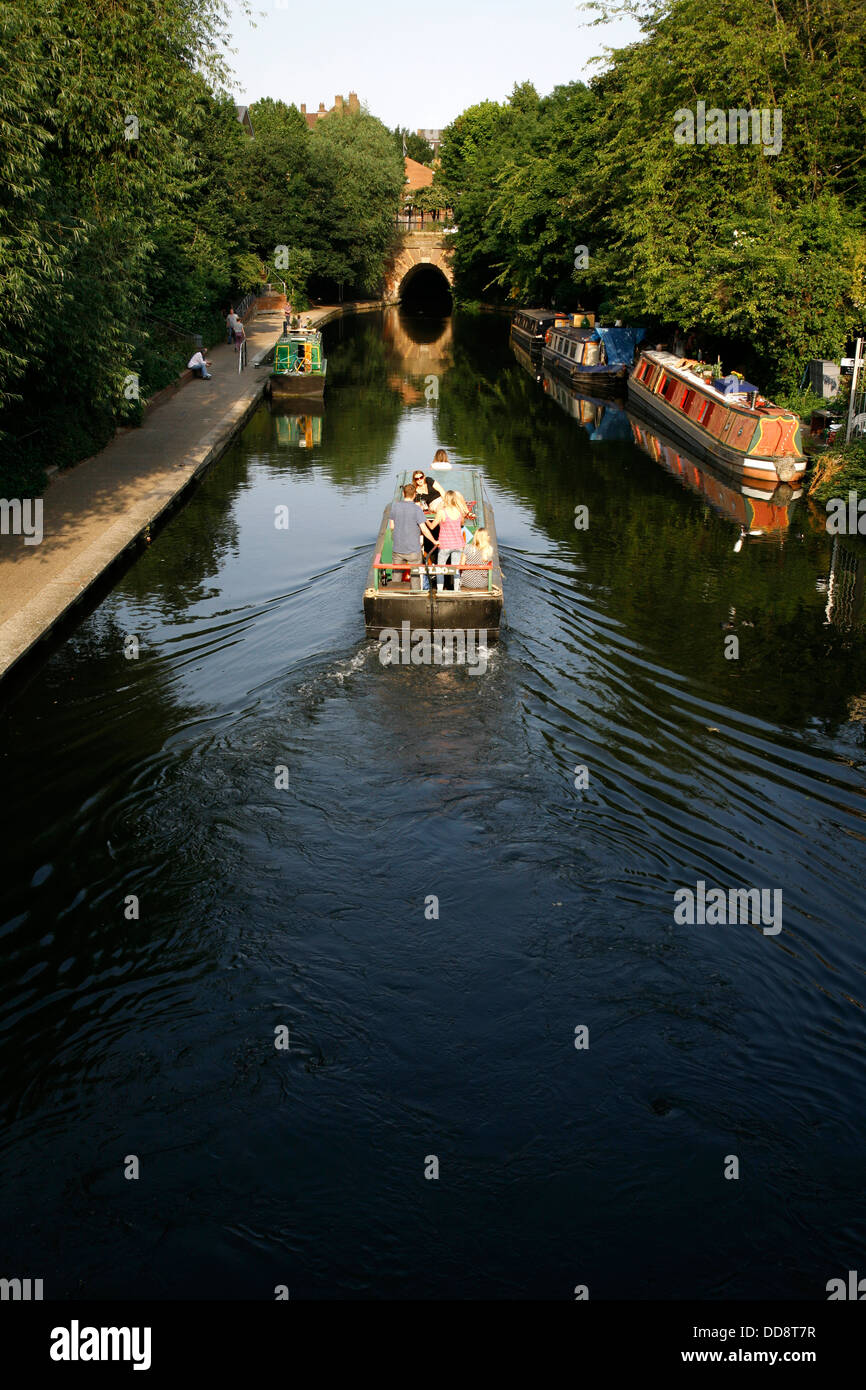 Canal in barca a vela il Regent's Canal verso il quartiere di Islington Tunnel, King's Cross, London, Regno Unito Foto Stock