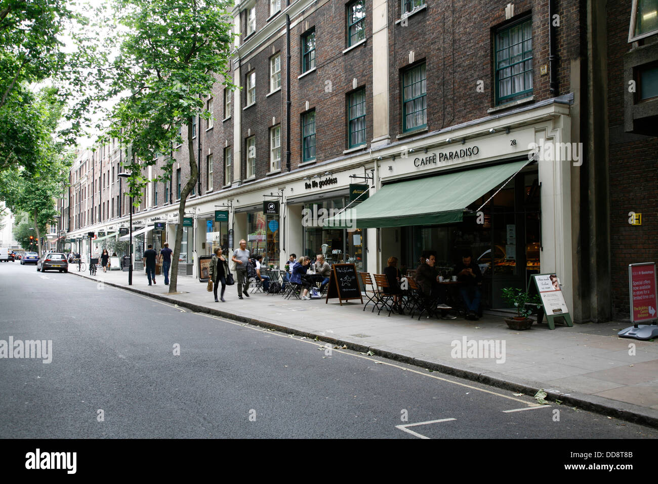 Caffe Paradiso e la vita dea caffetterie su Store Street, Bloomsbury, London, Regno Unito Foto Stock