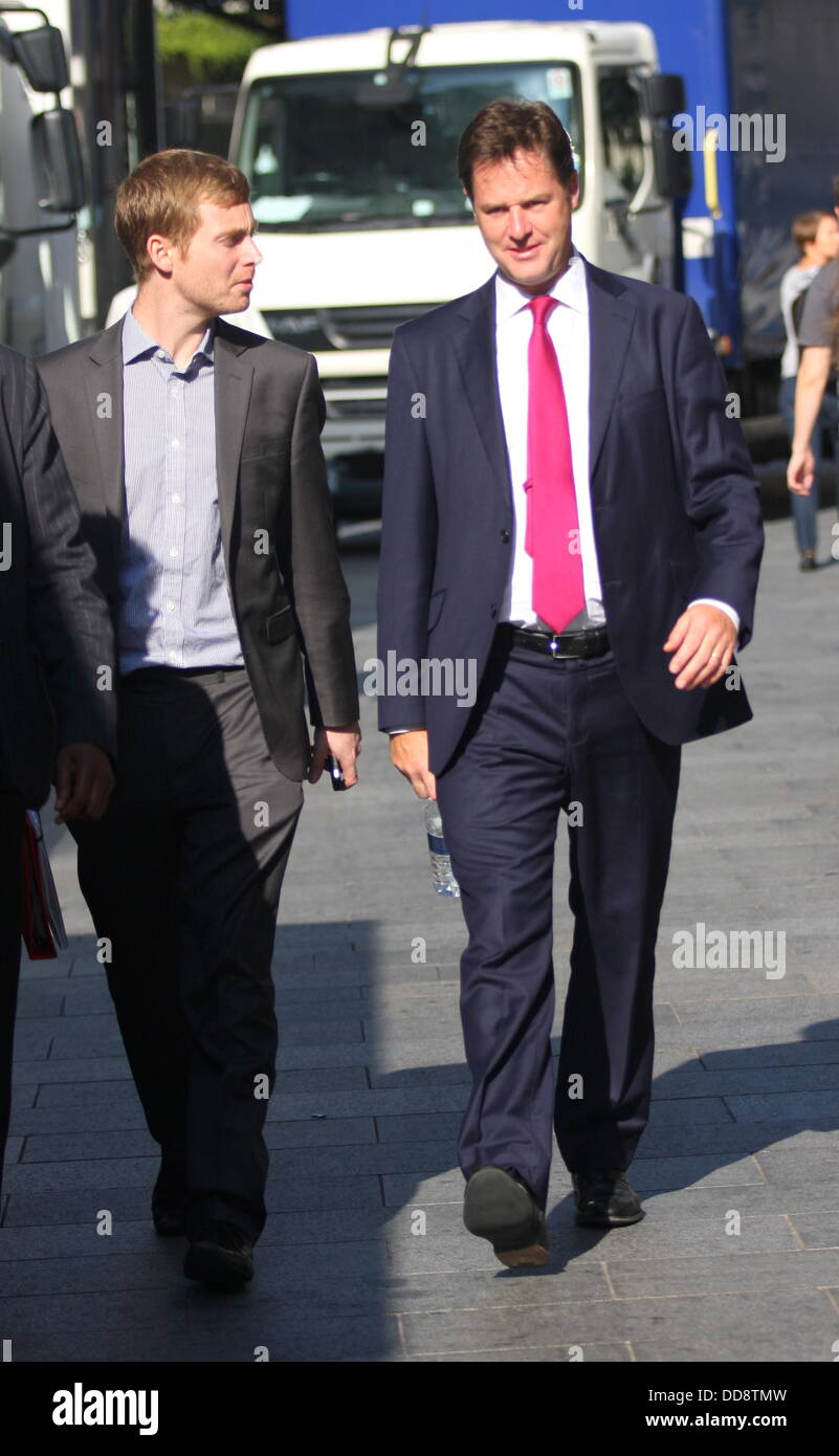 Leicester Square, Londra, Regno Unito. Il 29 agosto, 2013. British Vice Primo Ministro Nick Clegg lasciando LBC radio questa mattina Foto Stock