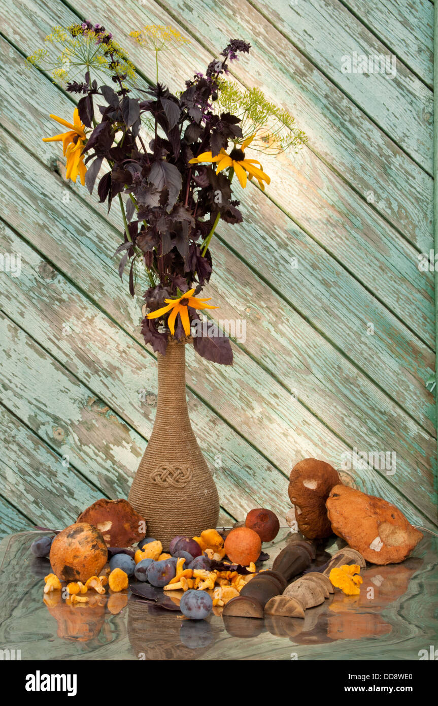 Il basilico, aneto e cono di fiori in un vaso vintage con funghi ancora vita Foto Stock