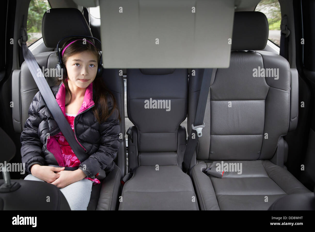 Razza mista ragazza di guardare la televisione in backseat Foto Stock