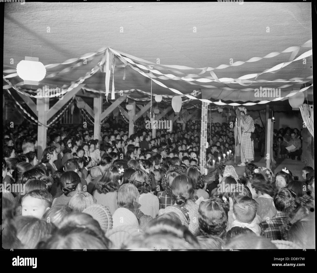 Granada Relocation Center, amache, Colorado. Due ragazze Nisei eseguire un hula Hawaiana in corrispondenza di un blocco ta . . . - - 539066 Foto Stock