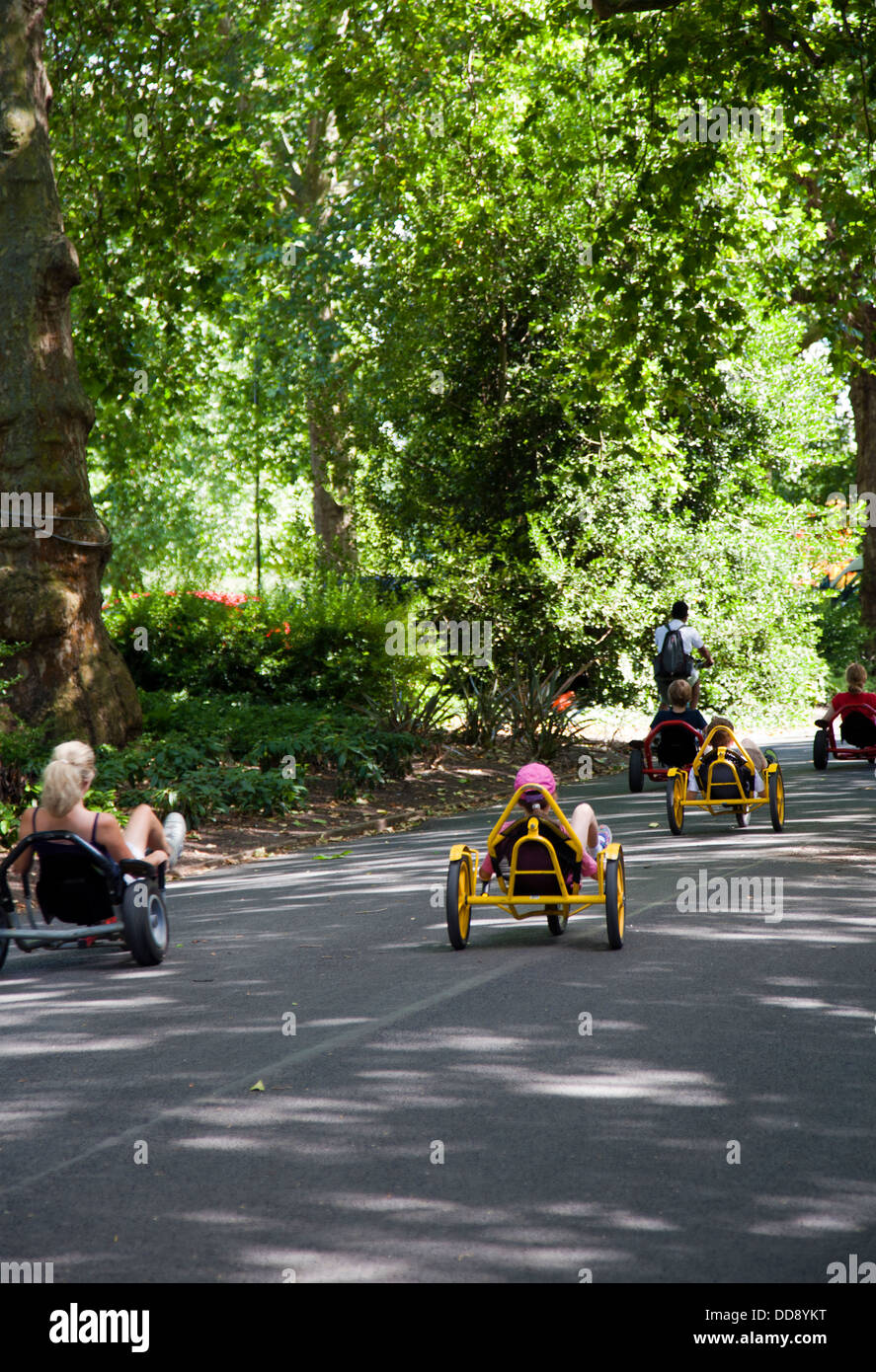 Recumbant Bike il divertimento a Battersea Park - London REGNO UNITO Foto Stock