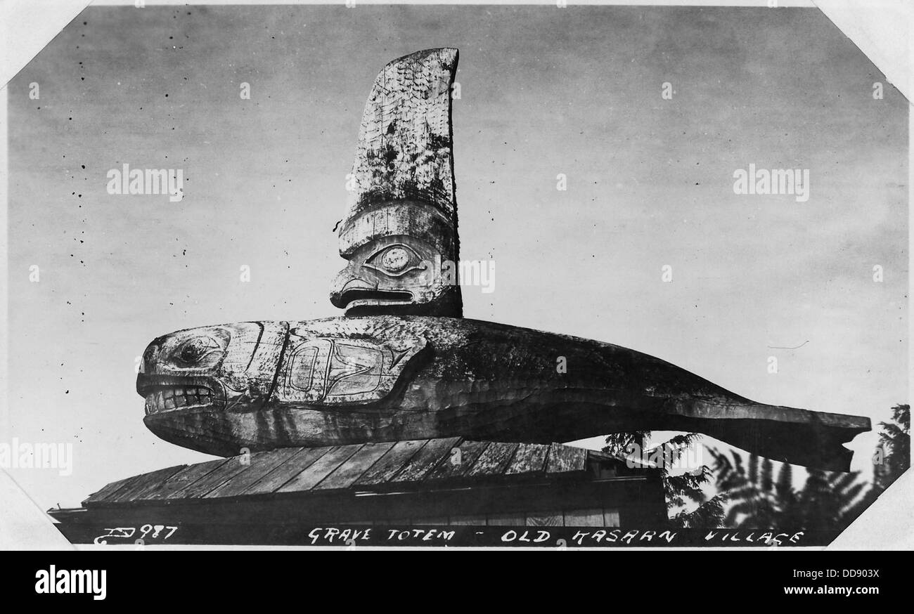 Un palo totemico si trova nell'Old Kasaan Village, Alaska, che rappresenta il significato culturale dei pali totemici nelle comunità native dell'Alaska. Foto Stock