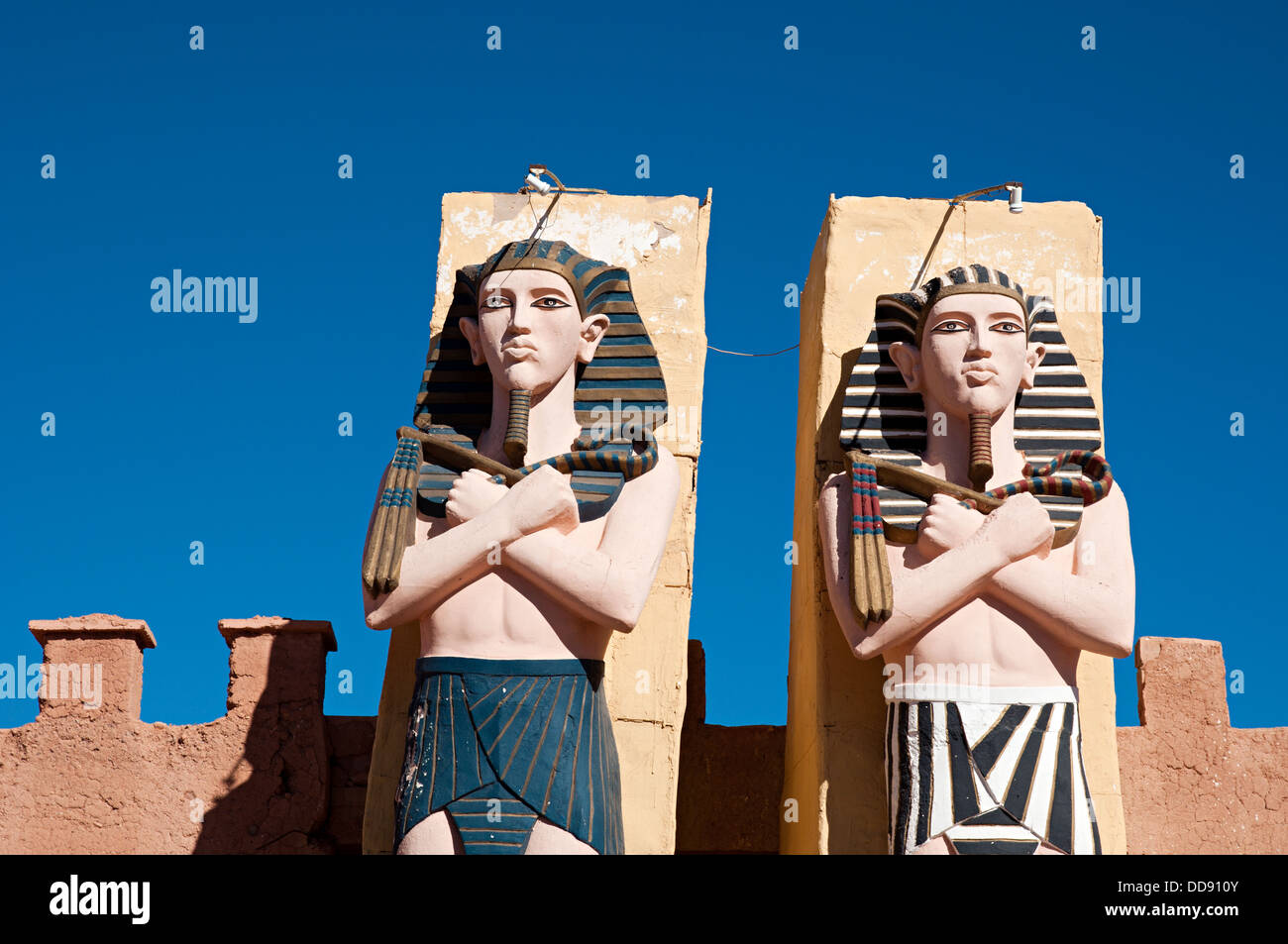 Egizia sculture al cancello della Atlas Corporation Studios, Ouarzazate, Marocco. Foto Stock