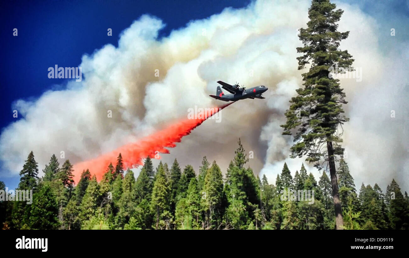 Un mezzi aerei antincendio scende antifiamma l'americano su fuoco che arde in Tahoe National Forest Agosto 10, 2013 vicino a Foresthill, CA. Foto Stock