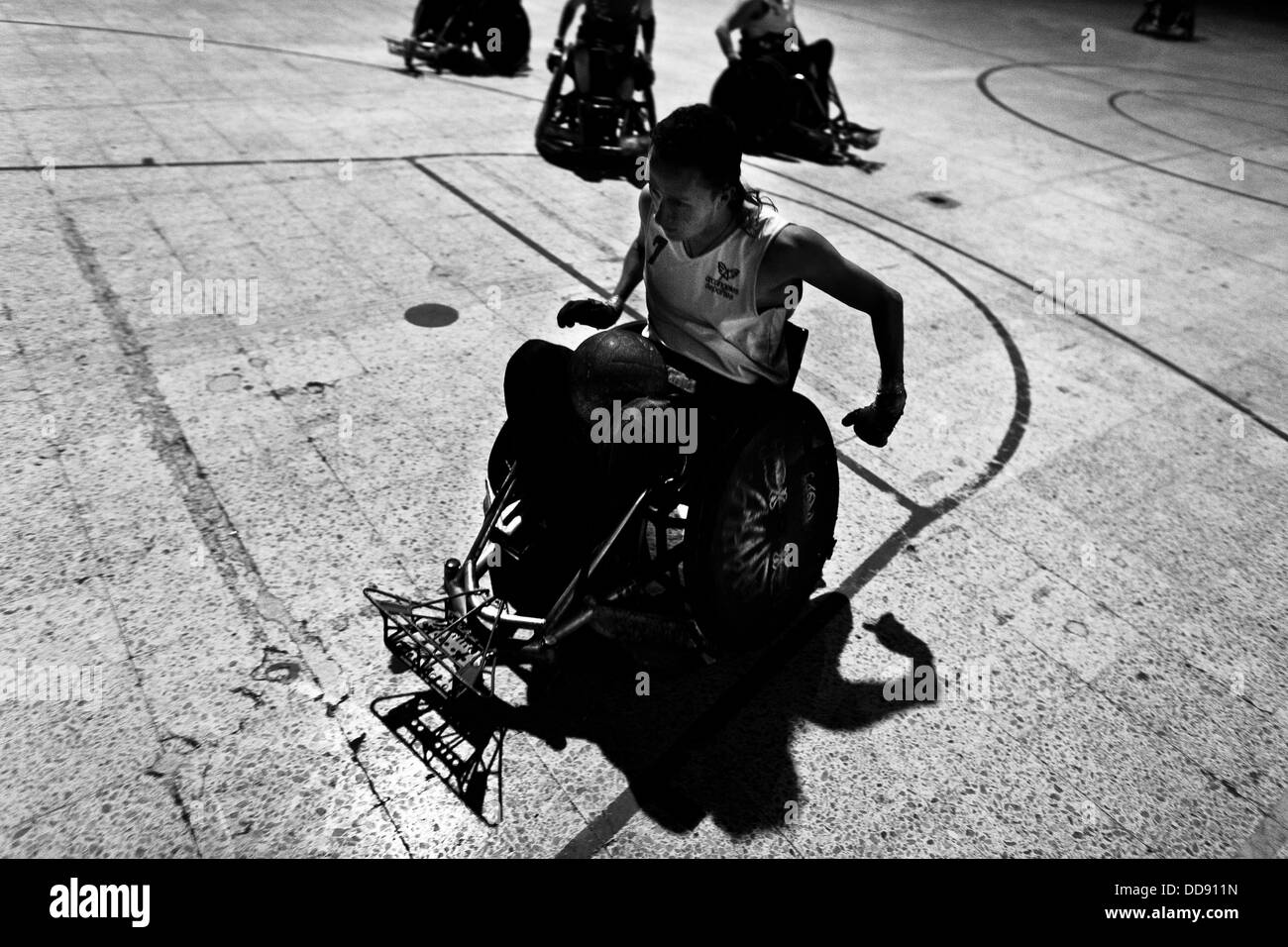 Un colombiano atleti disabili in azione durante una sedia a rotelle rugby formazione corrispondono all'arena a Bogotà, in Colombia. Foto Stock