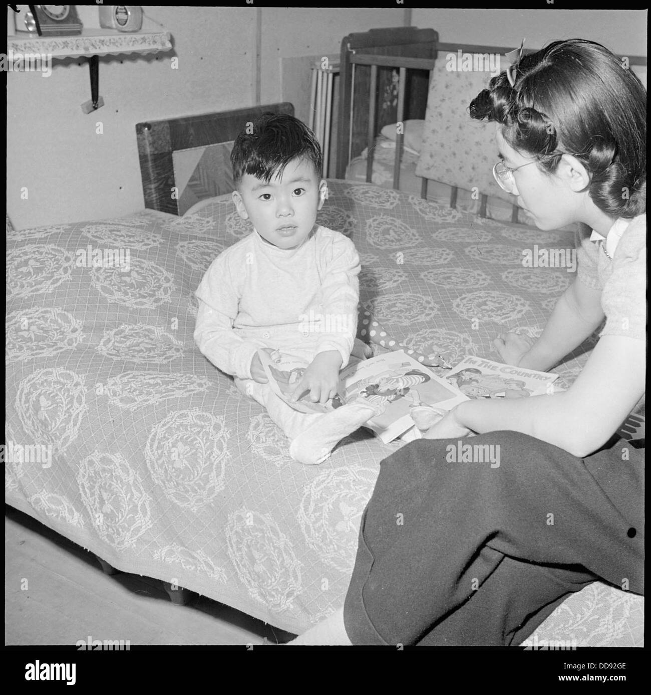 Un uomo lotta per dormire al Heart Mountain Relocation Center nel Wyoming, un campo di internamento per giapponesi americani durante la seconda guerra mondiale. Il campo ospitò migliaia di persone durante la guerra, con dure condizioni di vita e incertezza. Foto Stock