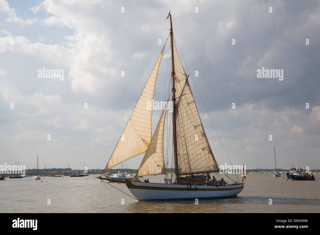 Legno storico yacht a vela barca vela piena del fiume bocca Deben Bawdsey Quay Suffolk in Inghilterra Foto Stock