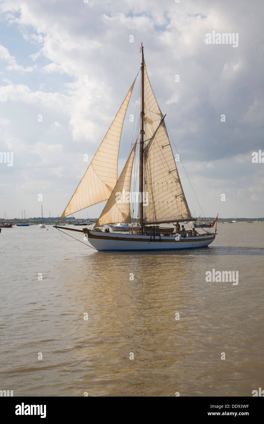 Legno storico yacht a vela barca vela piena del fiume bocca Deben Bawdsey Quay Suffolk in Inghilterra Foto Stock