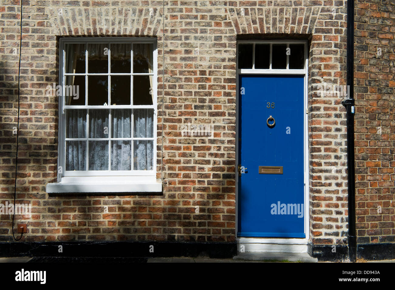 Blu porta anteriore n. 36 di Georgian House nella città di York North Yorkshire England Regno Unito Foto Stock