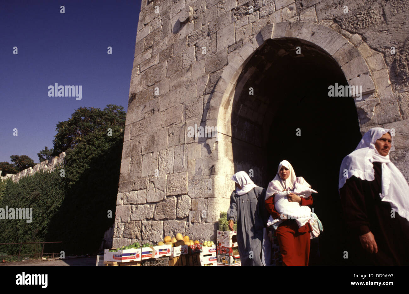 Le donne palestinesi passando attraverso Erode anche gate Bab el Zahra o Shaar ha Prachim gate (ebraico) o fiori gate nella parete nord della Città Vecchia di Gerusalemme Est Israele Foto Stock