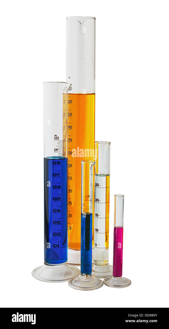 Misura di cilindro graduato utilizzati nei laboratori per misurare fluidi in ml isolata contro uno sfondo bianco Foto Stock