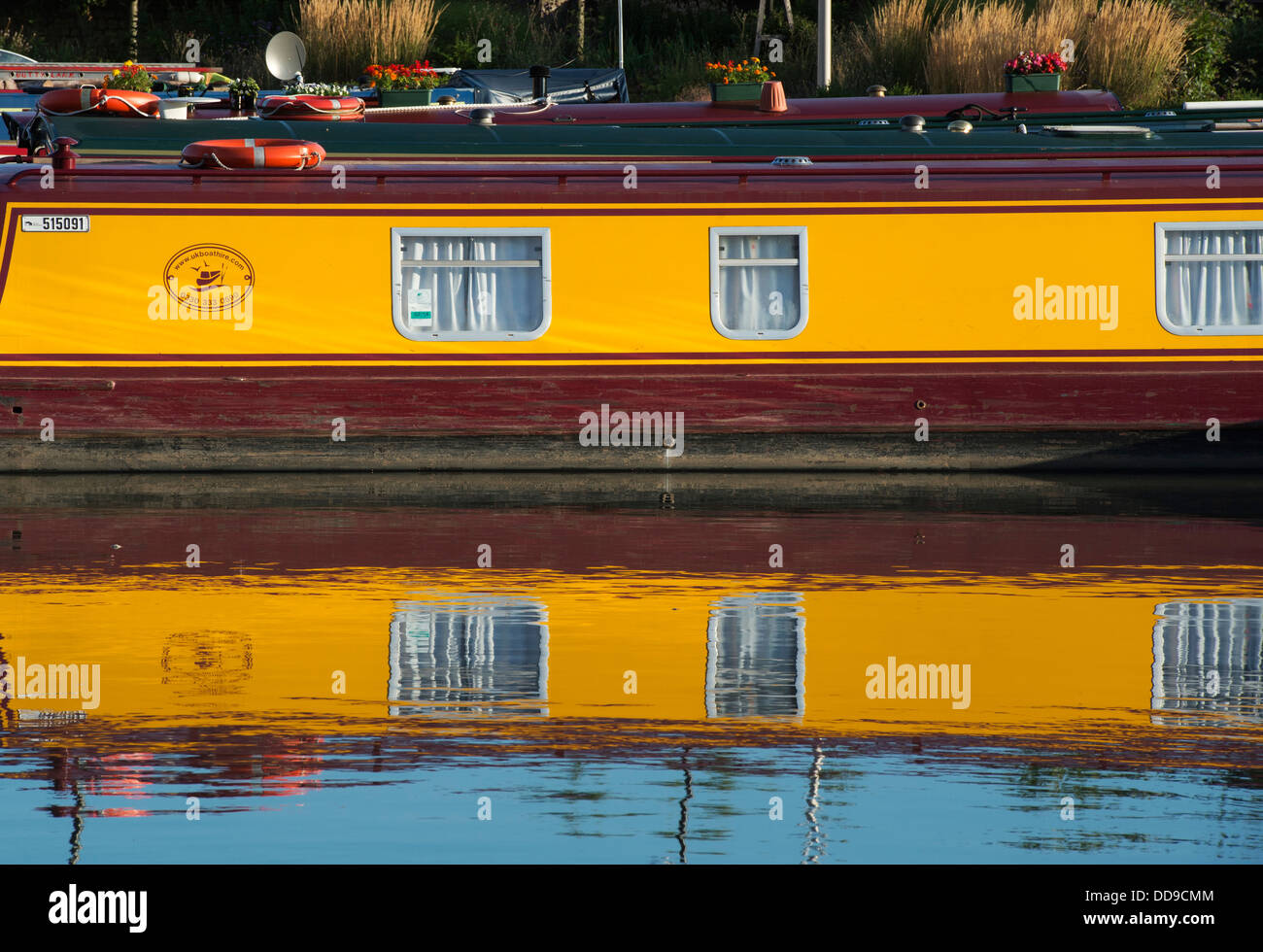 Canal Boat riflessioni sul fiume Avon a Stratford Upon Avon, Warwickshire, Inghilterra Foto Stock