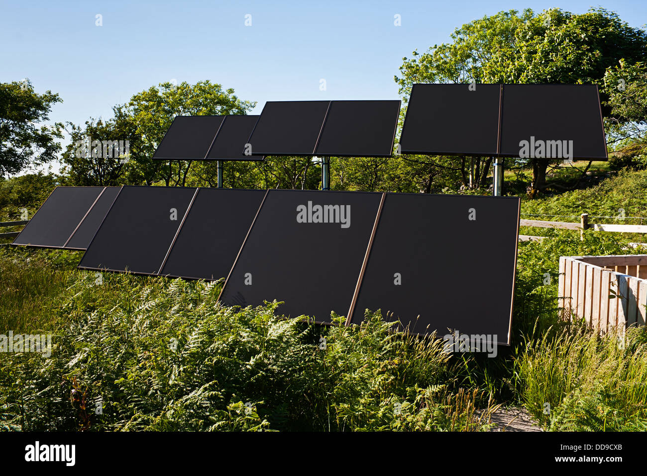 Piccola fattoria solare in un paesaggio rurale impostazione utilizzata per pompare acqua per uso commerciale uso agricolo Foto Stock