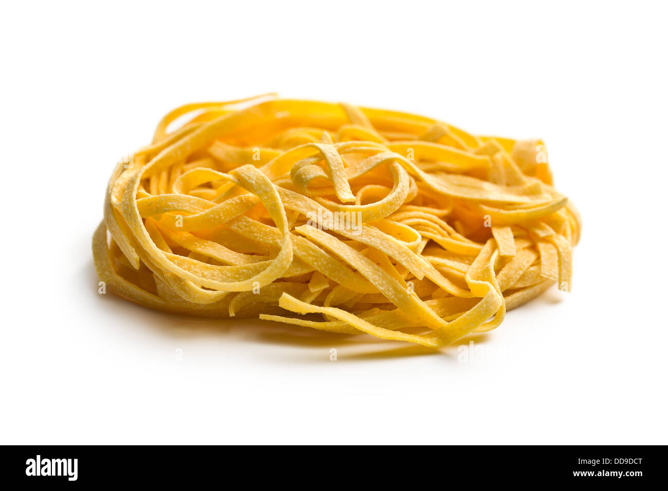 La pasta italiana Le tagliatelle su sfondo bianco Foto Stock