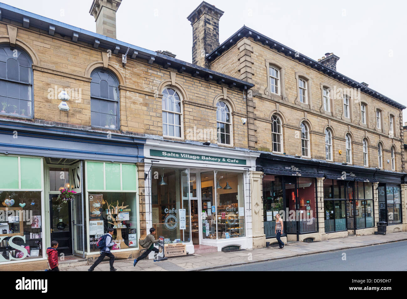 Inghilterra, West Yorkshire, Bradford, Saltaire, negozi in Victoria Road Foto Stock