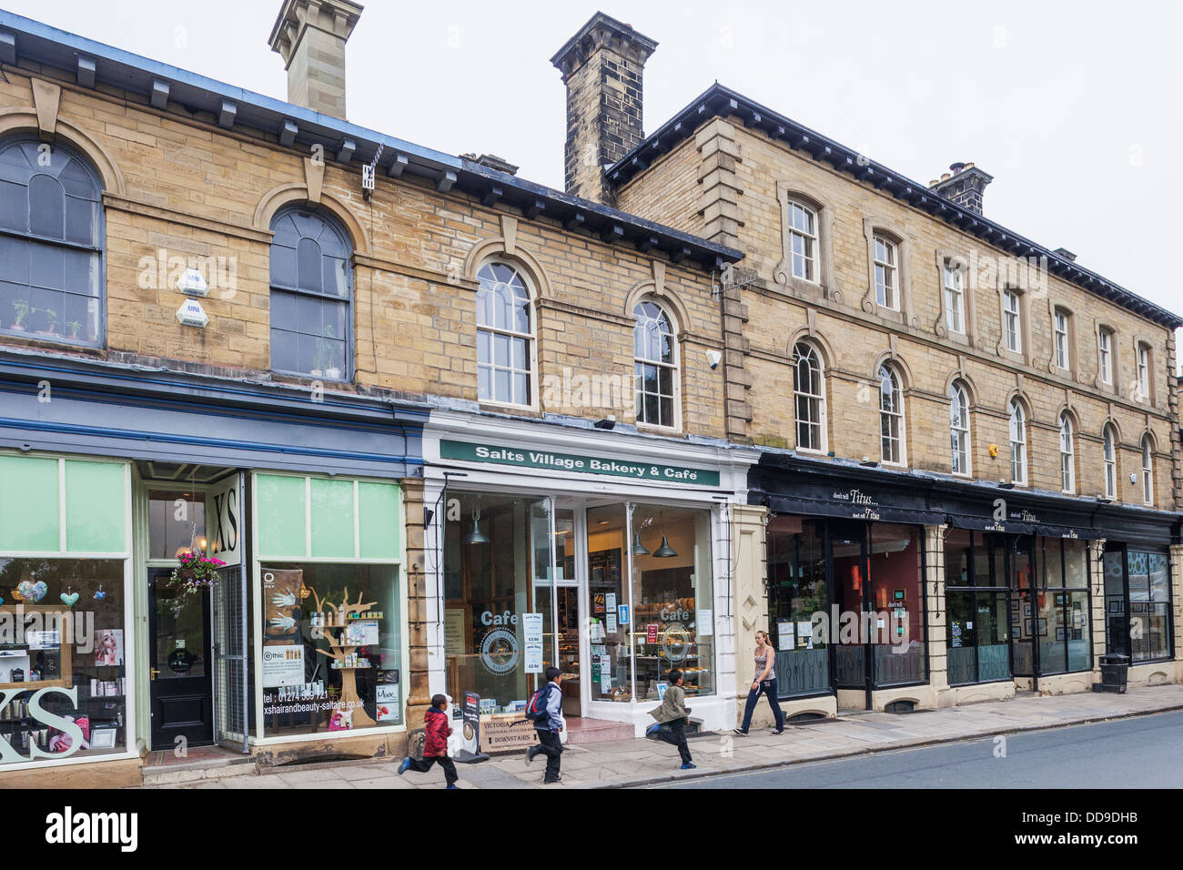 Inghilterra, West Yorkshire, Bradford, Saltaire, negozi in Victoria Road Foto Stock