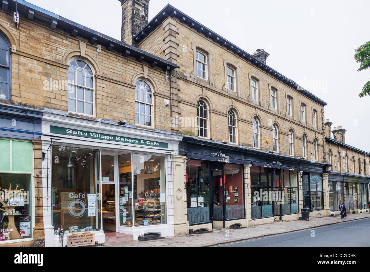 Inghilterra, West Yorkshire, Bradford, Saltaire, negozi in Victoria Road Foto Stock