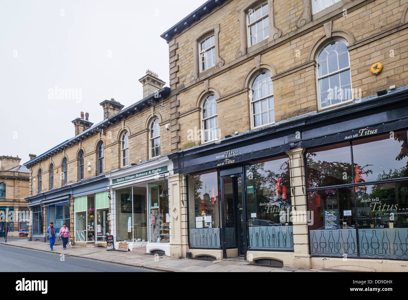 Inghilterra, West Yorkshire, Bradford, Saltaire, negozi in Victoria Road Foto Stock
