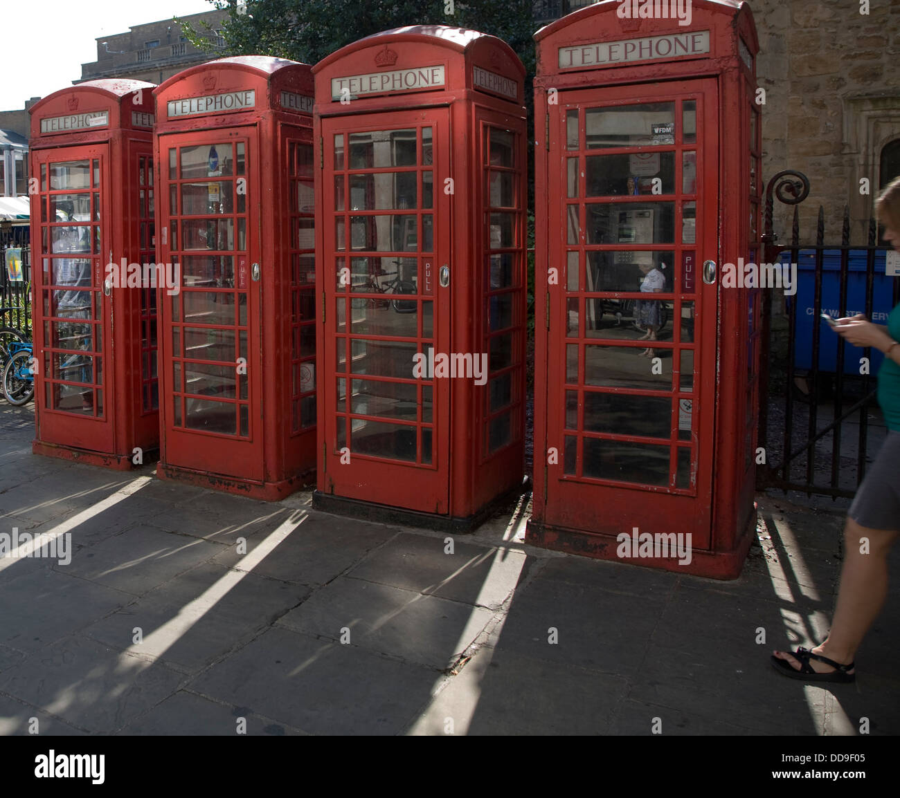 Rosso stile tradizionale le cabine telefoniche Cambridge Inghilterra England Foto Stock