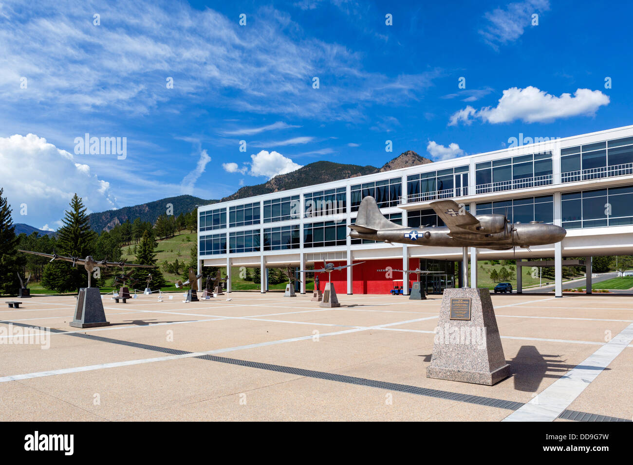 Modelli di aeromobili in onore corte area con Harmon sala dietro, United States Air Force Academy, Colorado Springs, Colorado, STATI UNITI D'AMERICA Foto Stock