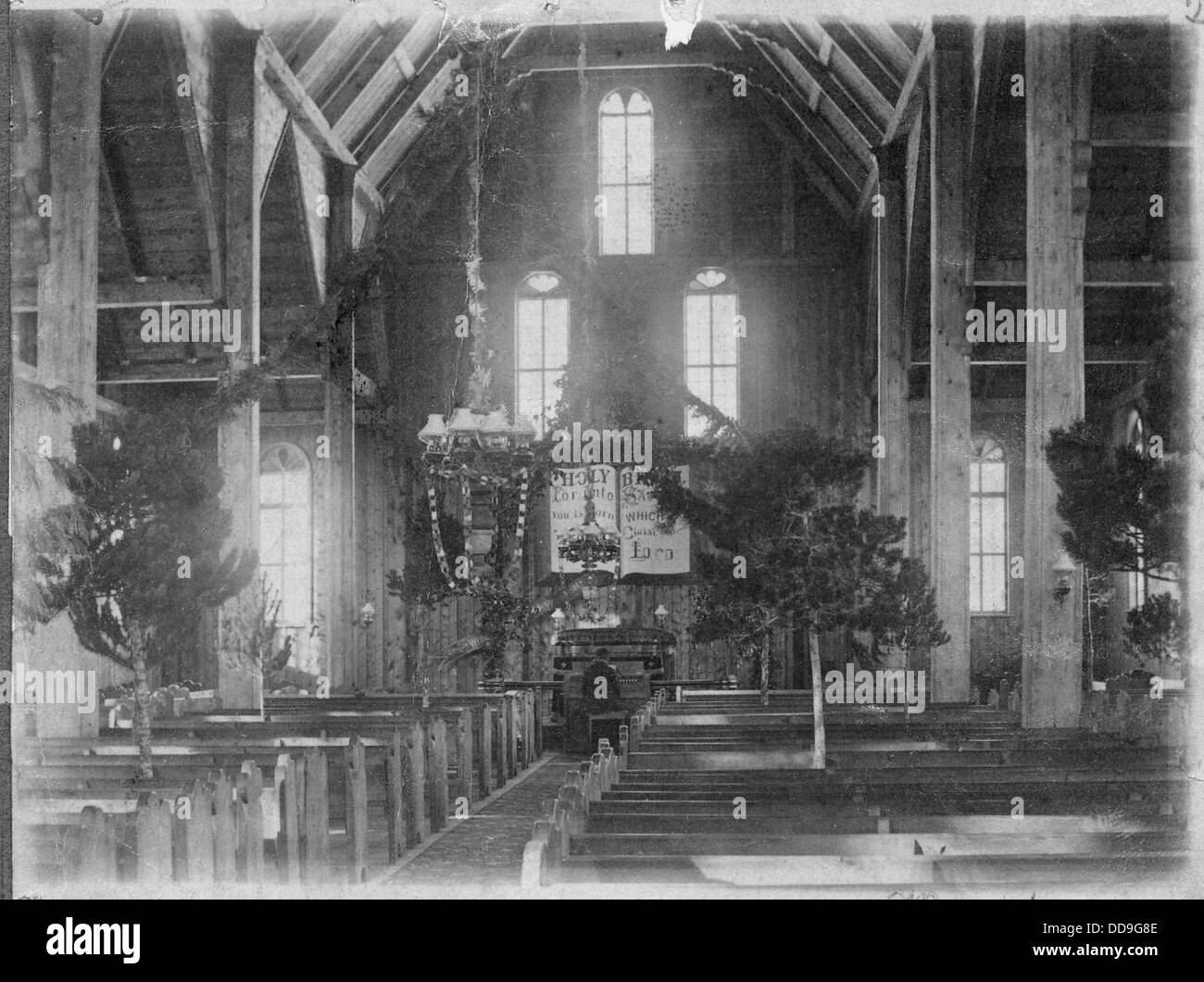 Interno del Metlakahtla, B.C. La Chiesa al tempo di Natale, l'uomo la riproduzione di organo. - - 297266 Foto Stock