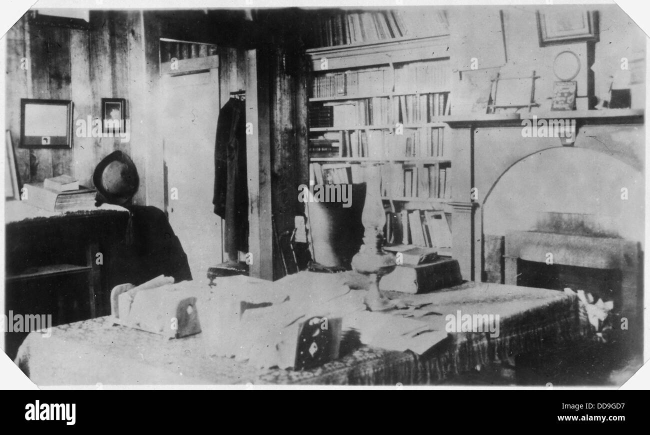 L'immagine mostra l'interno del cottage di William Duncan, concentrandosi sulla sua scrivania. Offre uno sguardo sullo spazio di lavoro personale di una figura storica. Foto Stock