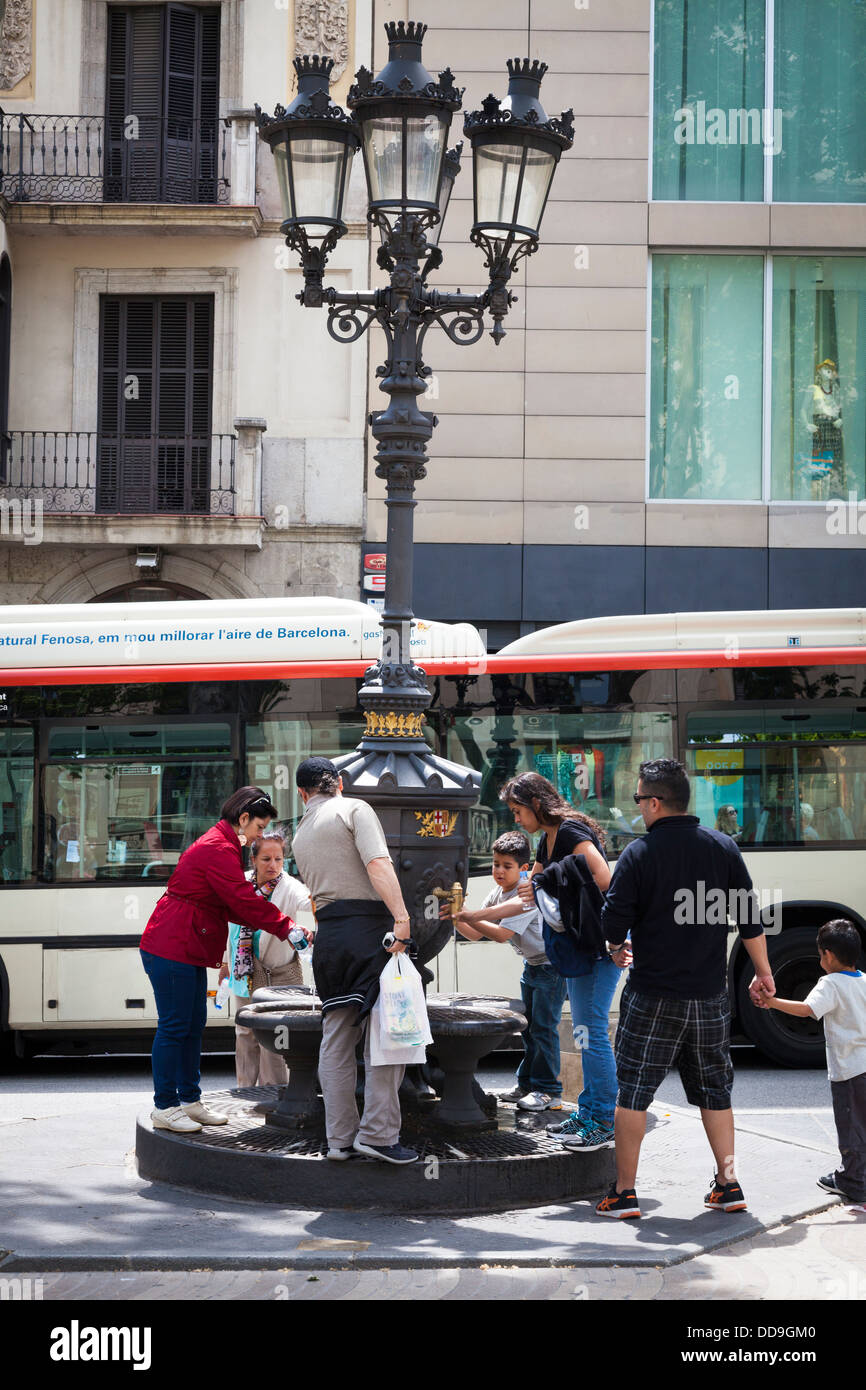 La famiglia tramite fontanella in La Rambla Barcelona Foto Stock