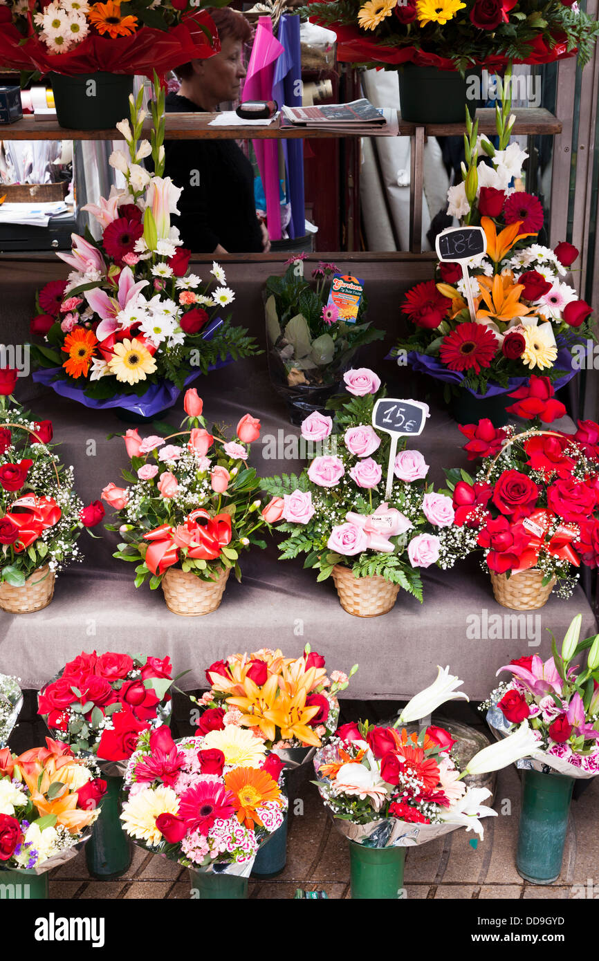 Cesto fiorito display su stallo in Barcelona Foto Stock