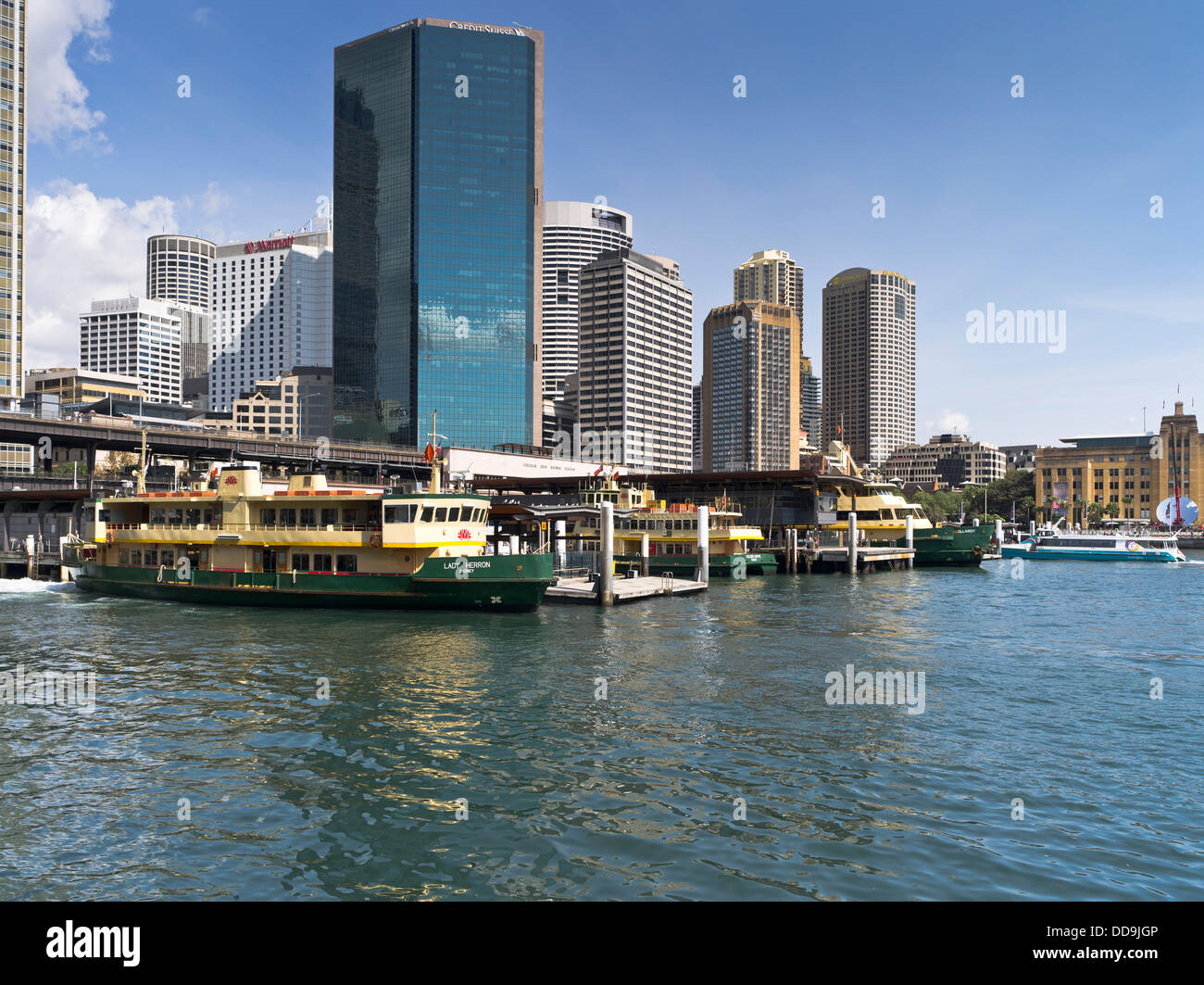 dh Sydney Harbour SYDNEY AUSTRALIA Harbour City Ferries traghetti moli Sydney Waterfront città grattacieli porto Circular Quay Foto Stock