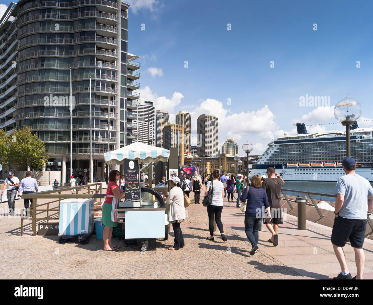 dh Harbour City Promenade SYDNEY AUSTRALIA persone camminare cibo stalla grattacieli porto folla australasia Street Foto Stock