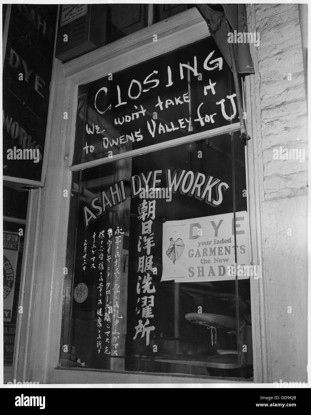 Ultima chiamata per il ritiro abiti e gonne prima di tonalità sono state tirate giù in Little Tokyo, a Los Angeles, prima di ... - - 196318 Foto Stock