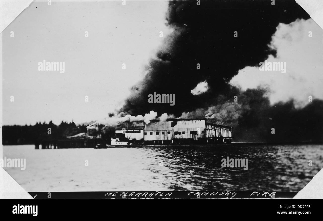 Un incendio alla Metlakahtla Cannery, situata in Alaska, ha causato danni significativi alla struttura. L'incidente evidenzia i rischi e le sfide che le operazioni industriali devono affrontare in aree remote. Foto Stock Un incendio alla Metlakahtla Cannery, situata in Alaska, ha causato danni significativi alla struttura. L'incidente evidenzia i rischi e le sfide che le operazioni industriali devono affrontare in aree remote. Foto Stock