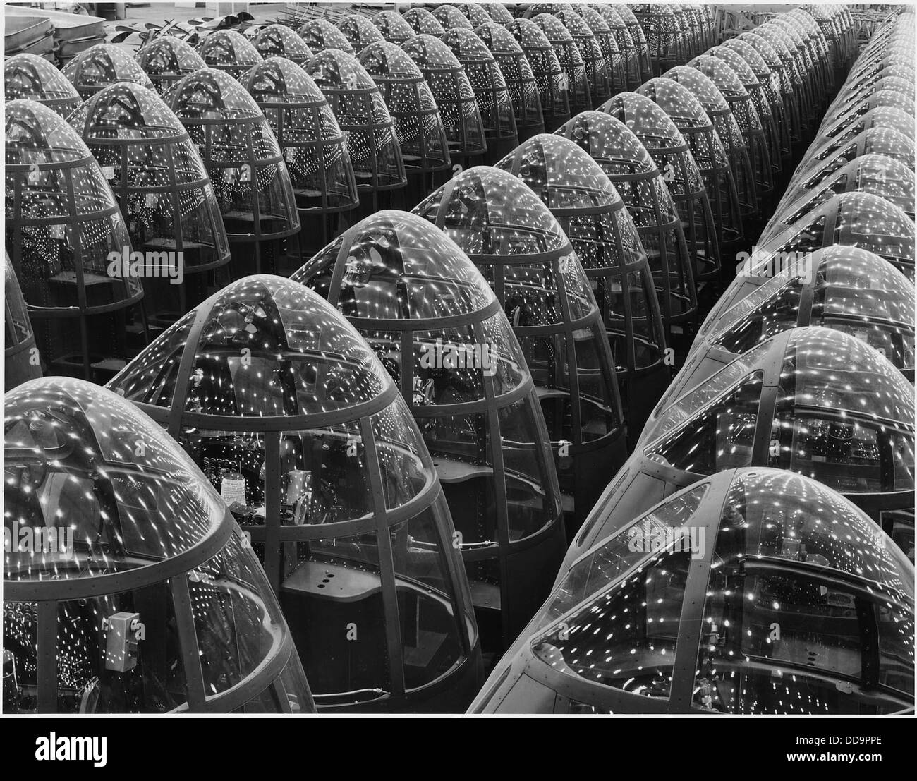 Un'incredibile esposizione di luci forma motivi stellari presso lo stabilimento della Douglas Aircraft Company di Long Beach, California. Le luci riflettono l'importanza dell'impianto nella produzione di aeromobili durante il XX secolo. Foto Stock