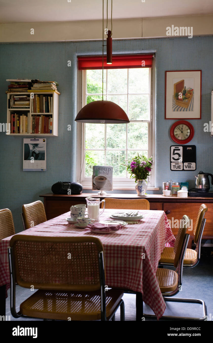 Blu pallido vintage mosaico cucina con particolari rossi colori e sessanta sedie da Habitat Foto Stock