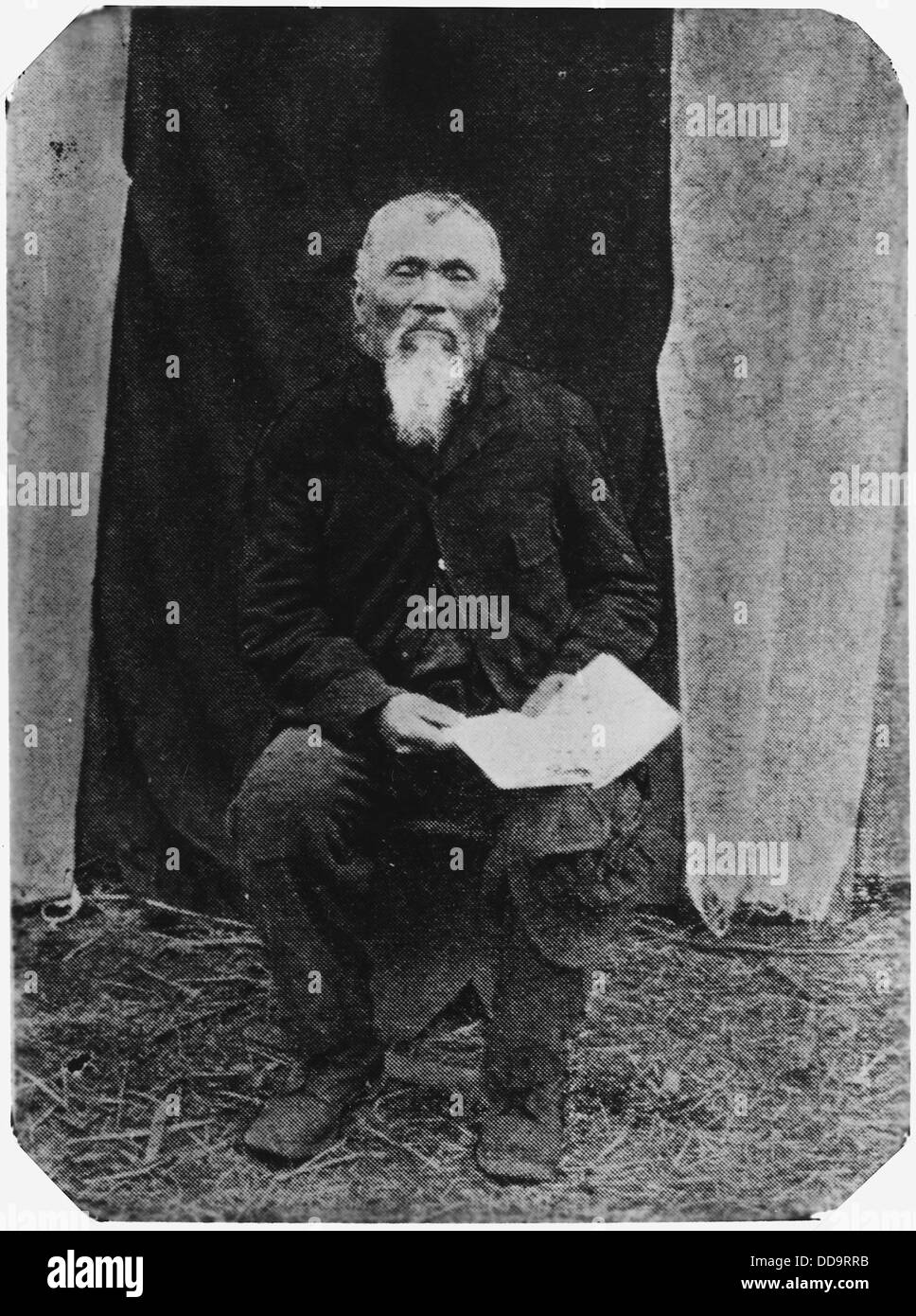 Questa immagine raffigura un vecchio indiano non identificato, che riflette la presenza storica e la vita degli individui nativi americani. L'identità dell'individuo rimane sconosciuta, concentrandosi sul suo ruolo nella storia americana. Foto Stock