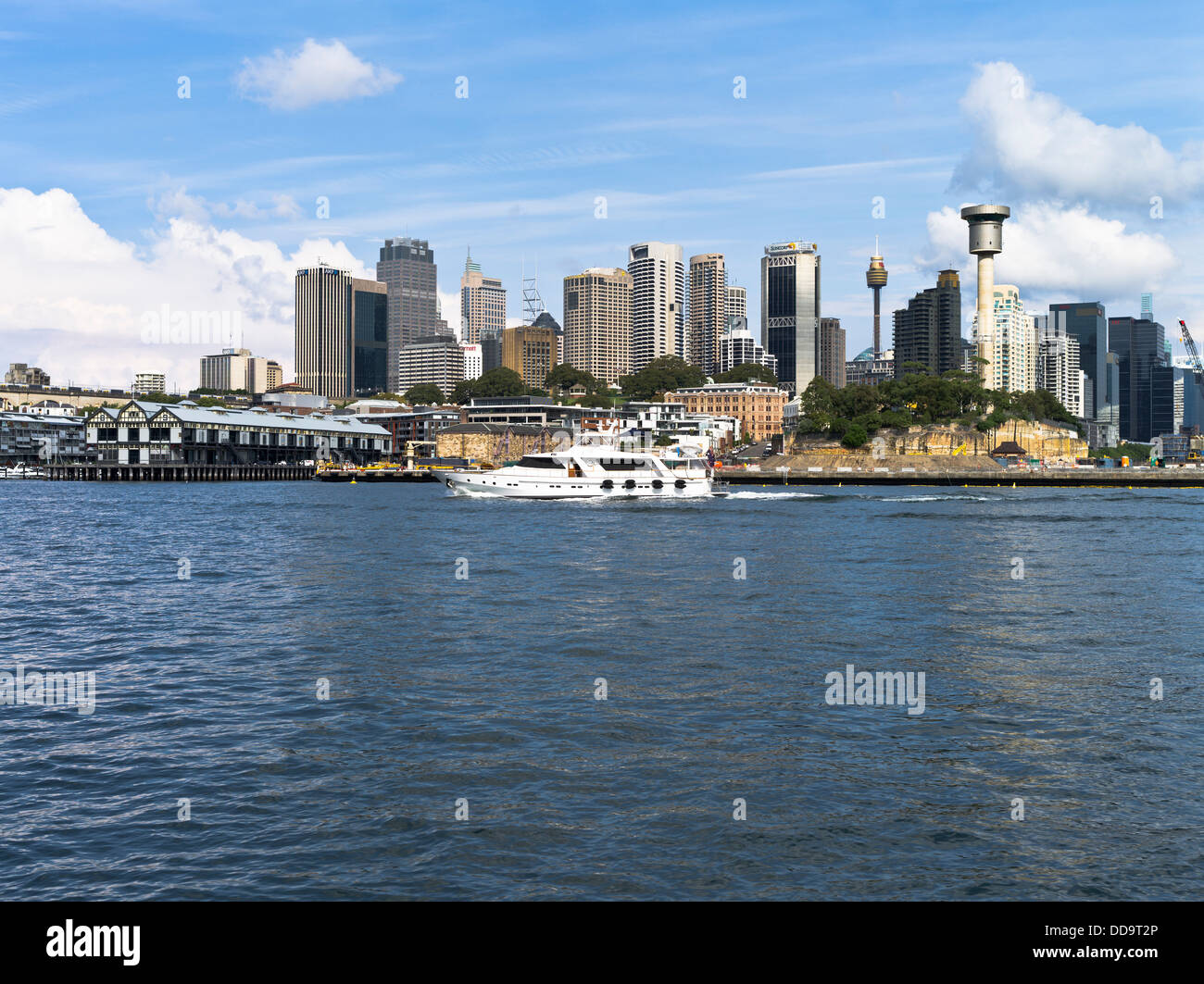 Dh il Porto di Sydney Sydney Australia crociera di lusso yacht imbarcazione a motore città skyline di grattacieli yatch Foto Stock