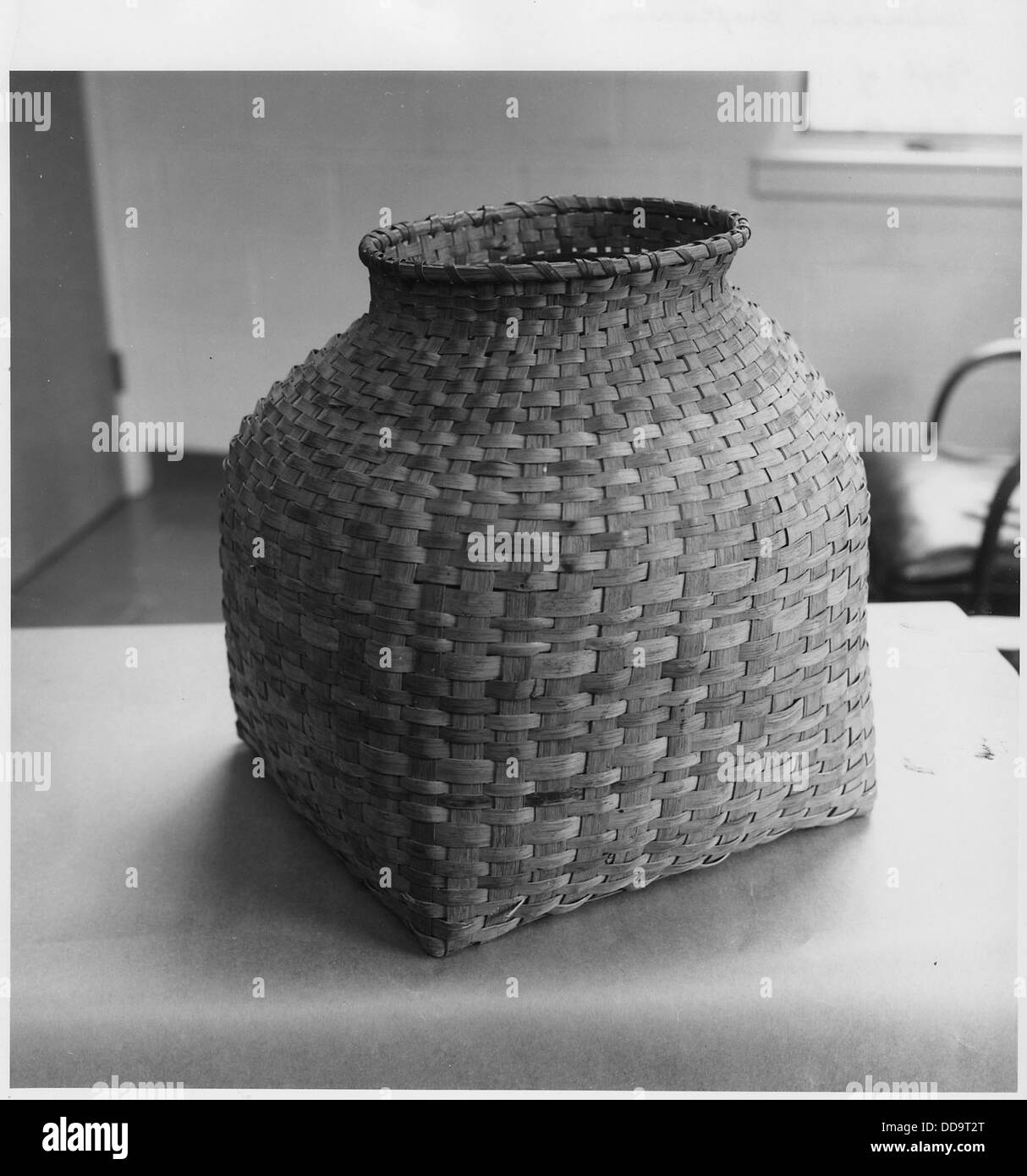 Un vecchio cesto di quercia bianca Cherokee, che mostra l'artigianato tradizionale. Questo manufatto rappresenta il patrimonio culturale e le tradizioni artistiche del popolo Cherokee. Foto Stock