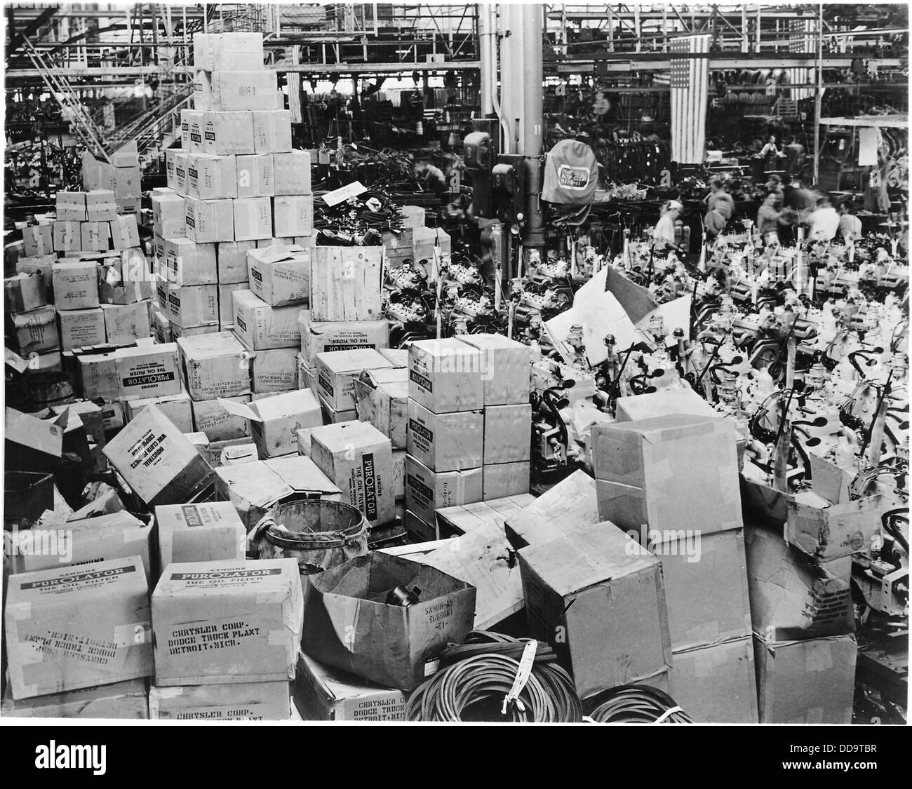 Pile quasi al tetto e che coprono una vasta area di spazio di pavimento è il grande magazzino di accessori per camion dell'esercito... - - 196217 Foto Stock