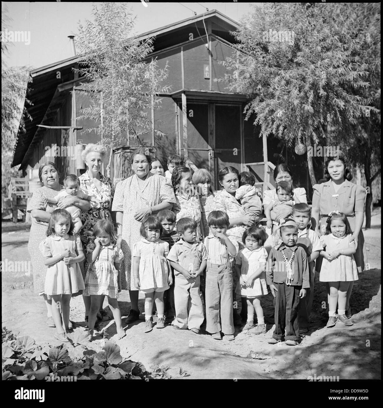 La signora A.D. Franchville, sovrintendente di economia domestica, a Poston, Arizona, contribuisce alla gestione di un campo di internamento in tempo di guerra durante la seconda guerra mondiale Foto Stock La signora A.D. Franchville, sovrintendente di economia domestica, a Poston, Arizona, contribuisce alla gestione di un campo di internamento in tempo di guerra durante la seconda guerra mondiale Foto Stock