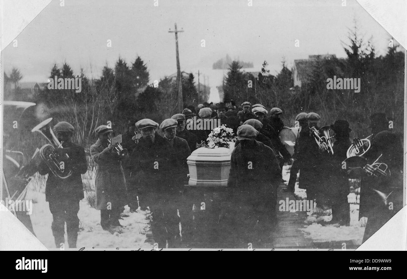 Cartolina postale. Scena funebre, banda di ottoni la riproduzione. - - 298034 Foto Stock