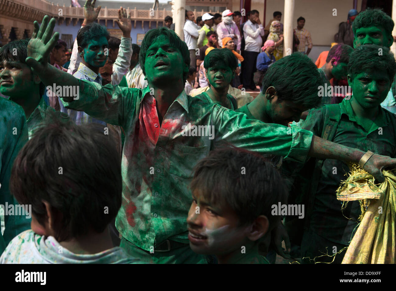 I giovani partecipanti alla celebrazione di Holi in Nandgaon con le loro facce completamente verniciato di verde Foto Stock