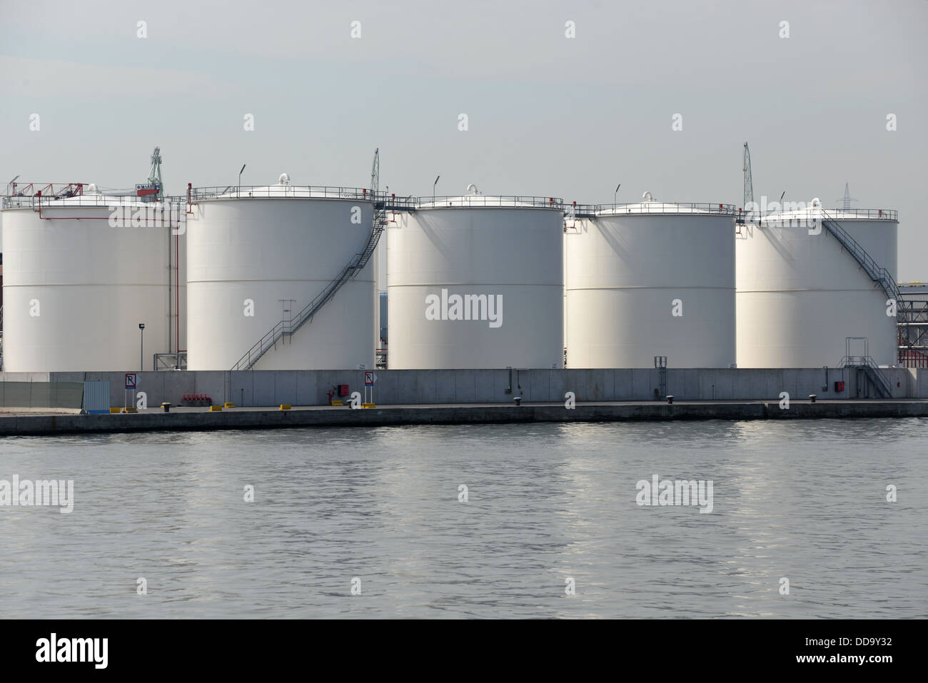 I serbatoi di stoccaggio del porto di Anversa. Foto Stock